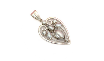 pingente coracao com perolas prata