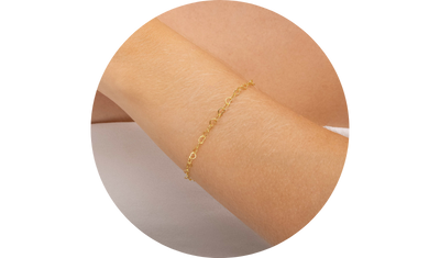 pulseira elo coracoes 4mm banhada a ouro