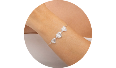 pulseira elo portugues com coracoes fechados prata
