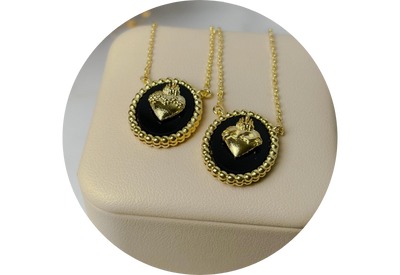 colar duplo resinado sagrado coracao de jesus banhado a ouro 18k
